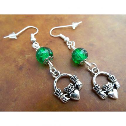 Boucles d oreilles : anneau de Claddagh. Irlande.